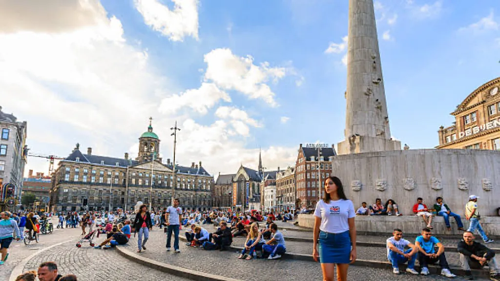 Vrouw uit een seksadvertentie bij het Nationaal Monument op de Dam in Amsterdam