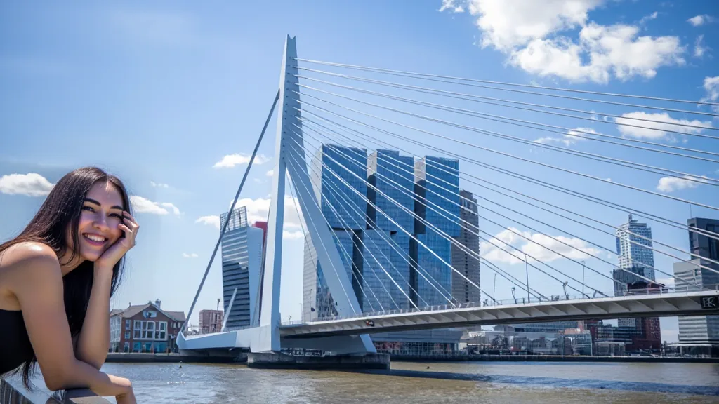 Thuisontvangst in Rotterdam voor een snelle date met een vrouw bij de Erasmusbrug